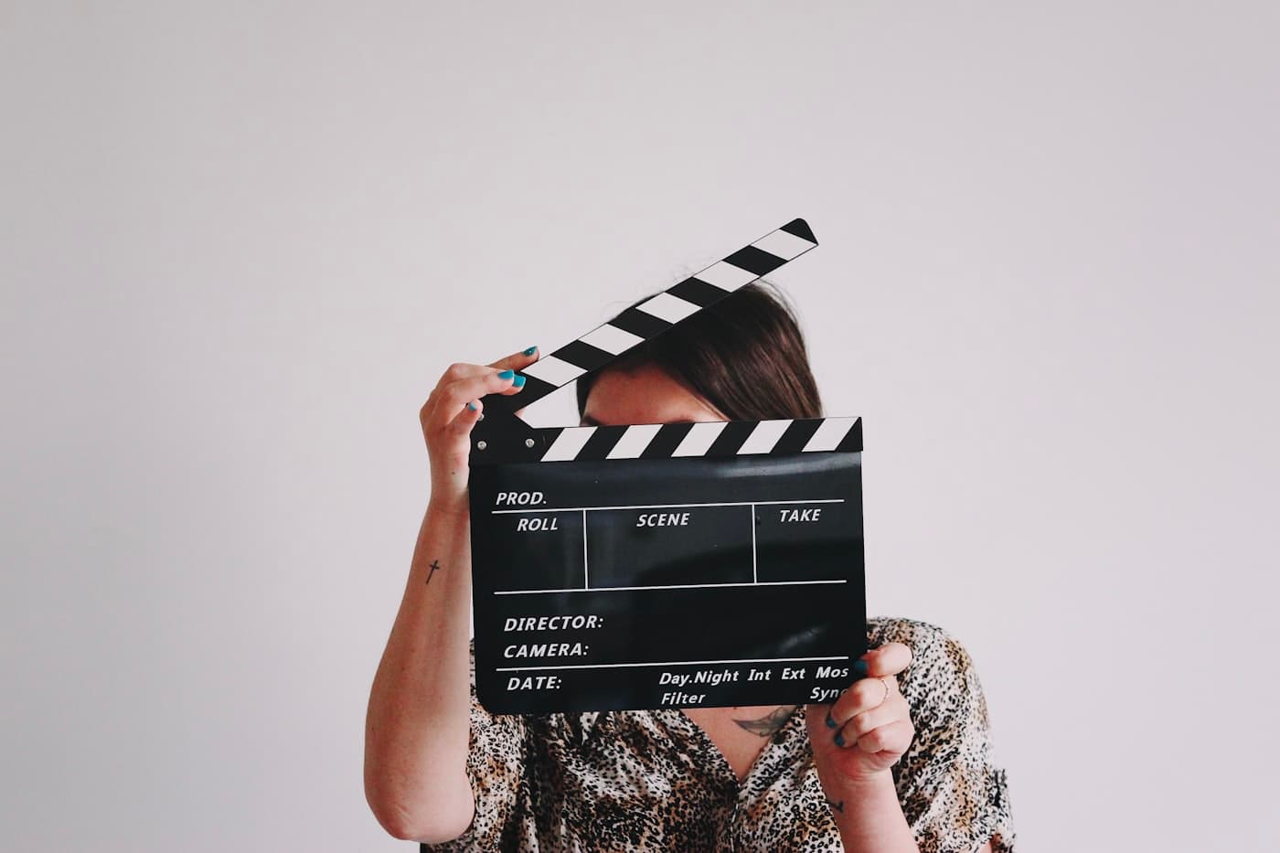 Fotograma de rollo de cine como puente narrativo hacia la idea de proyección