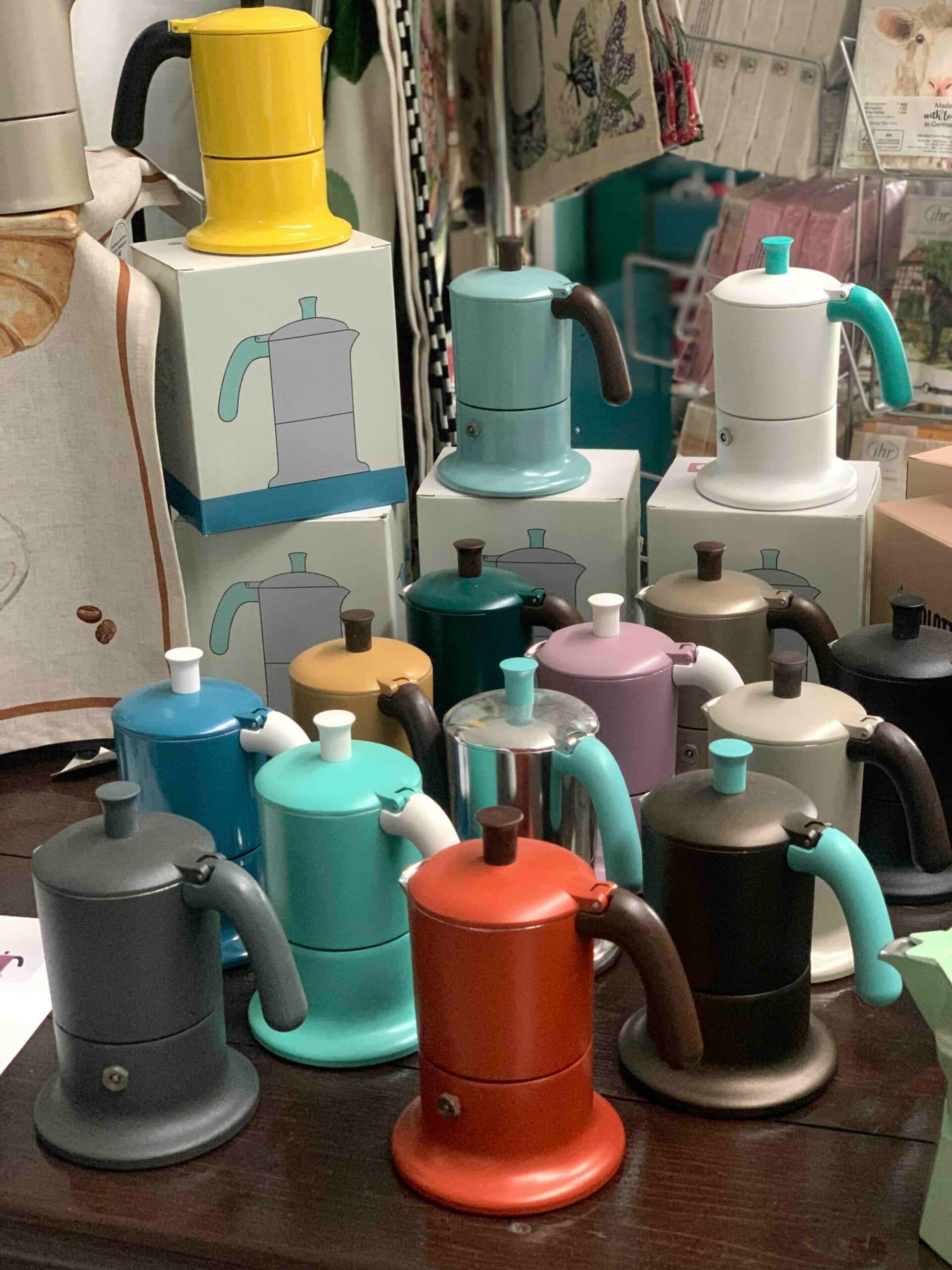 Esposizione di caffettiere moka colorate in negozio, foto della scheda del venditore